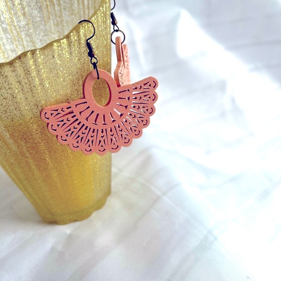 Gorgeous hand made NWOT boho fun dusty pink basket shape earrings very light - Picture 3 of 4